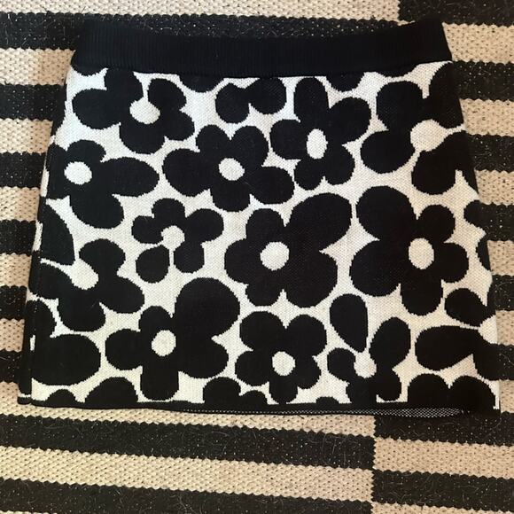 Two retro floral mini skirts - Picture 2 of 10